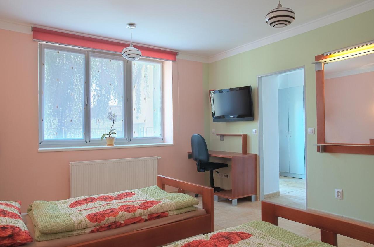 Penzion U Vinoteky Nymburk Room photo